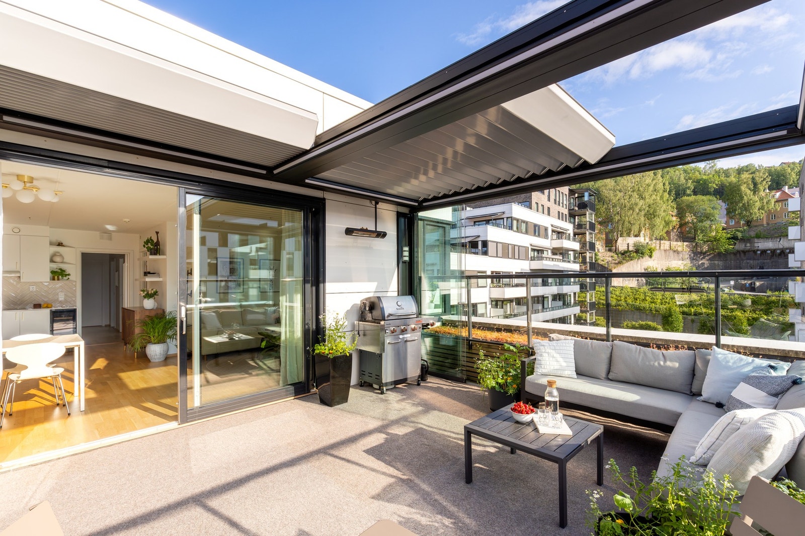 Hver side av taket kan styres separat, så her kan du enkelt tilpasse hvor sterk sol du ønsker på terrassen. Galleribilde