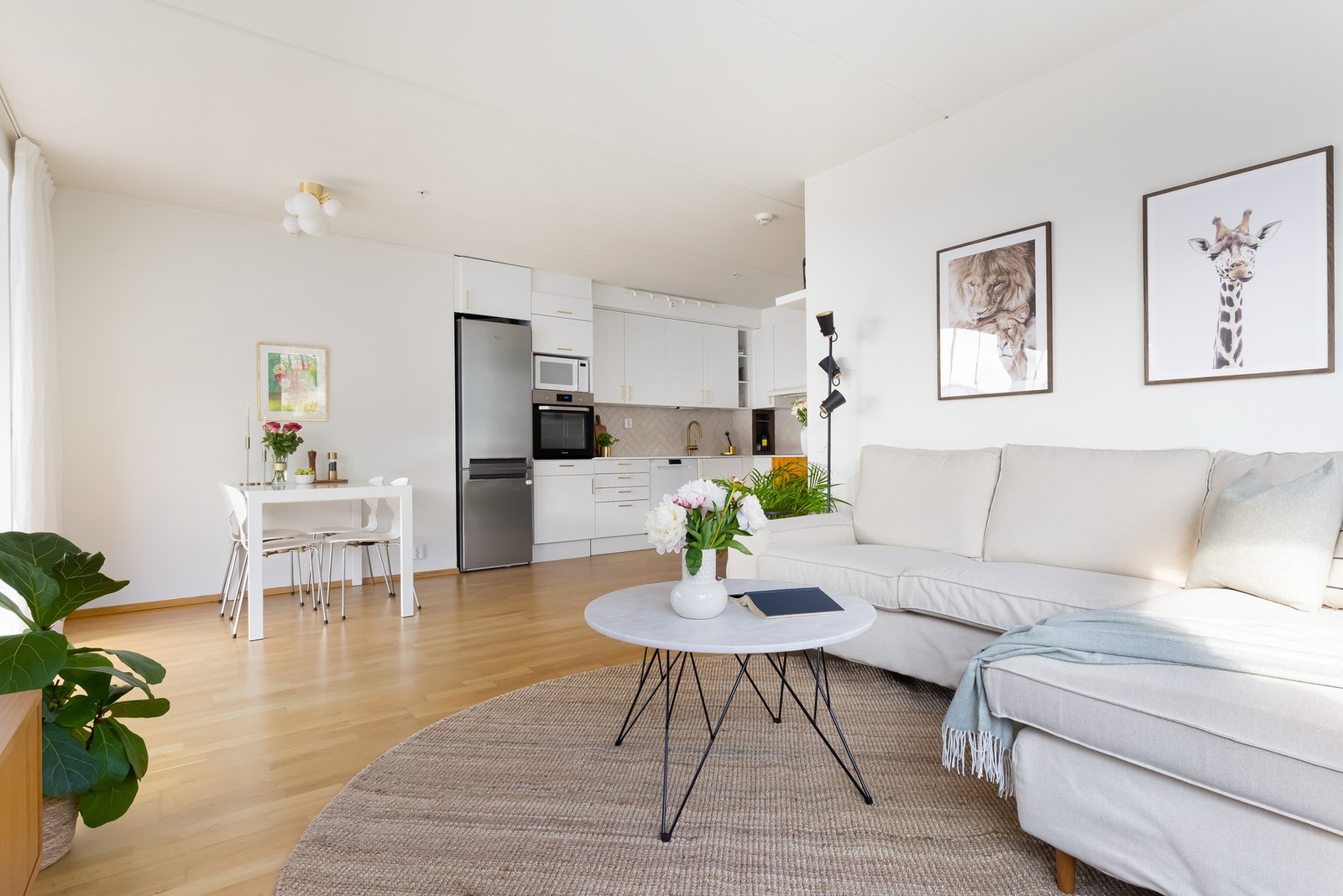 Her har du plass til hjørnesofa, salongbord og tilhørende mediemøblement. Galleribilde