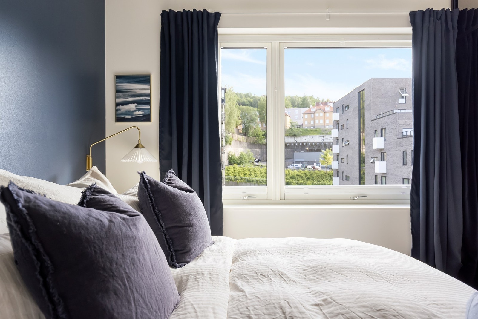 Fra soverommet er det hyggelig utsyn mot grøntområder - her ligger alt til rette for en god natts søvn! Galleribilde