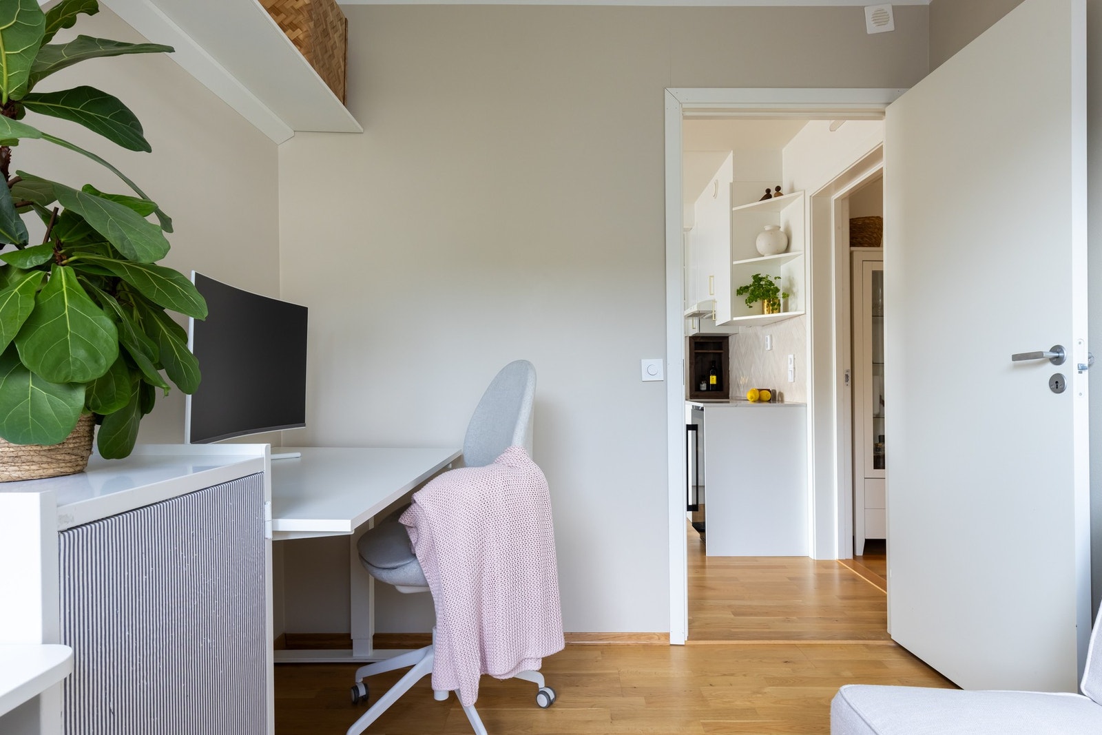 Har du skolebarn, hjemmekontor eller er student? Her er det fint å plassere skrivepulten. Galleribilde