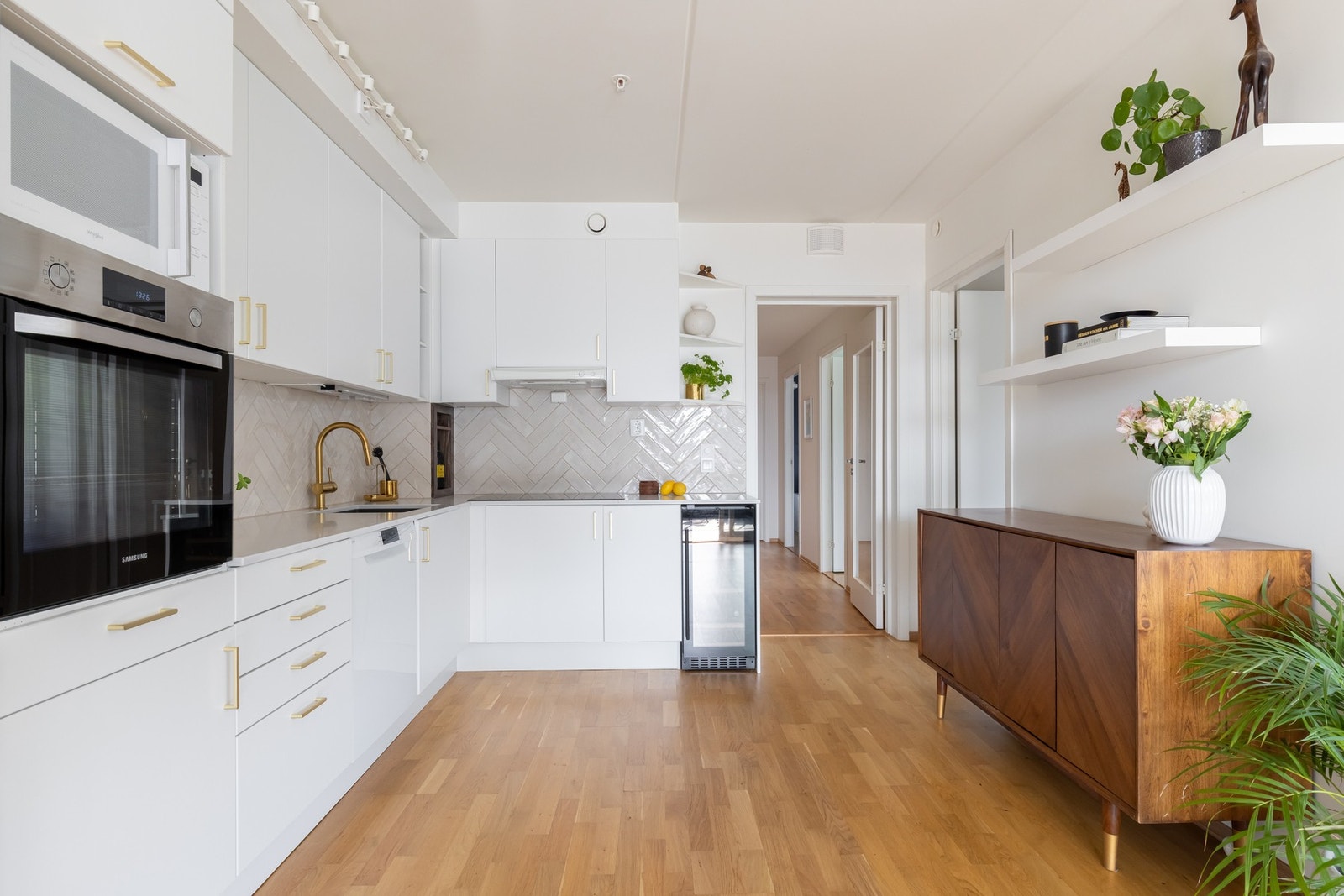 Leiligheten har blitt betydelig oppgradert de siste årene med blant annet ny benkeplate, fliser, oppvaskkum og nye håndtak på kjøkken, samt oppgradert bad og veggoverflater. Galleribilde