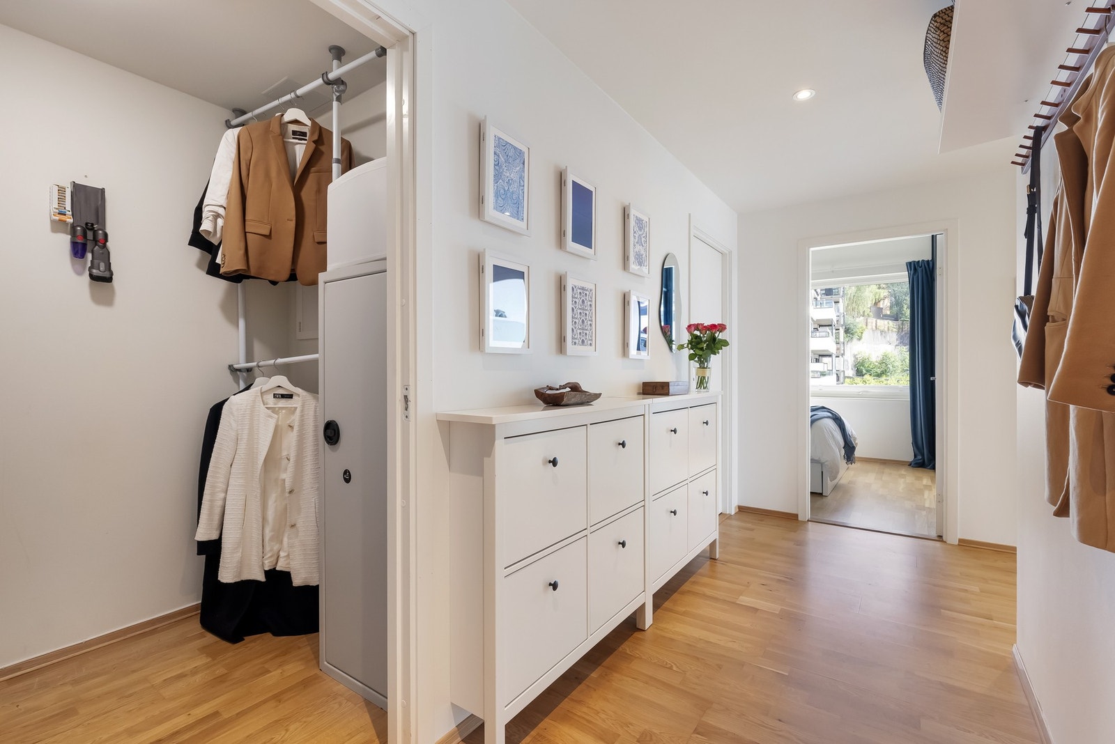 Entréen har plass til knaggrekker, skoskap, speil og lignende. Galleribilde