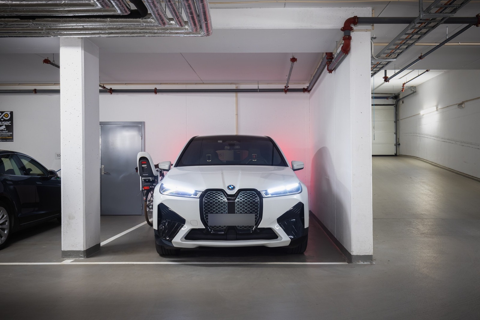 Leiligheten disponerer en romslig, egen parkeringsplass i felles garasjekjeller. Galleribilde