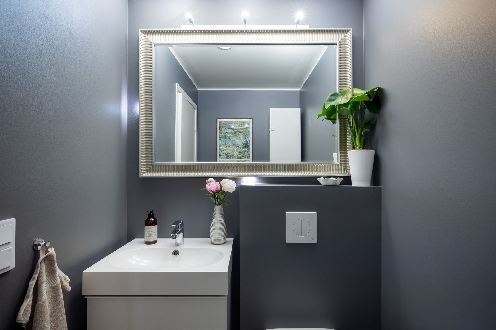 Innredningen består av et servantskap med romslige skuffer som gir godt med lagringsplass til det du måtte trenge. Over servantskapet er det en ovenpåliggende servant med ett-greps armatur. Galleribilde