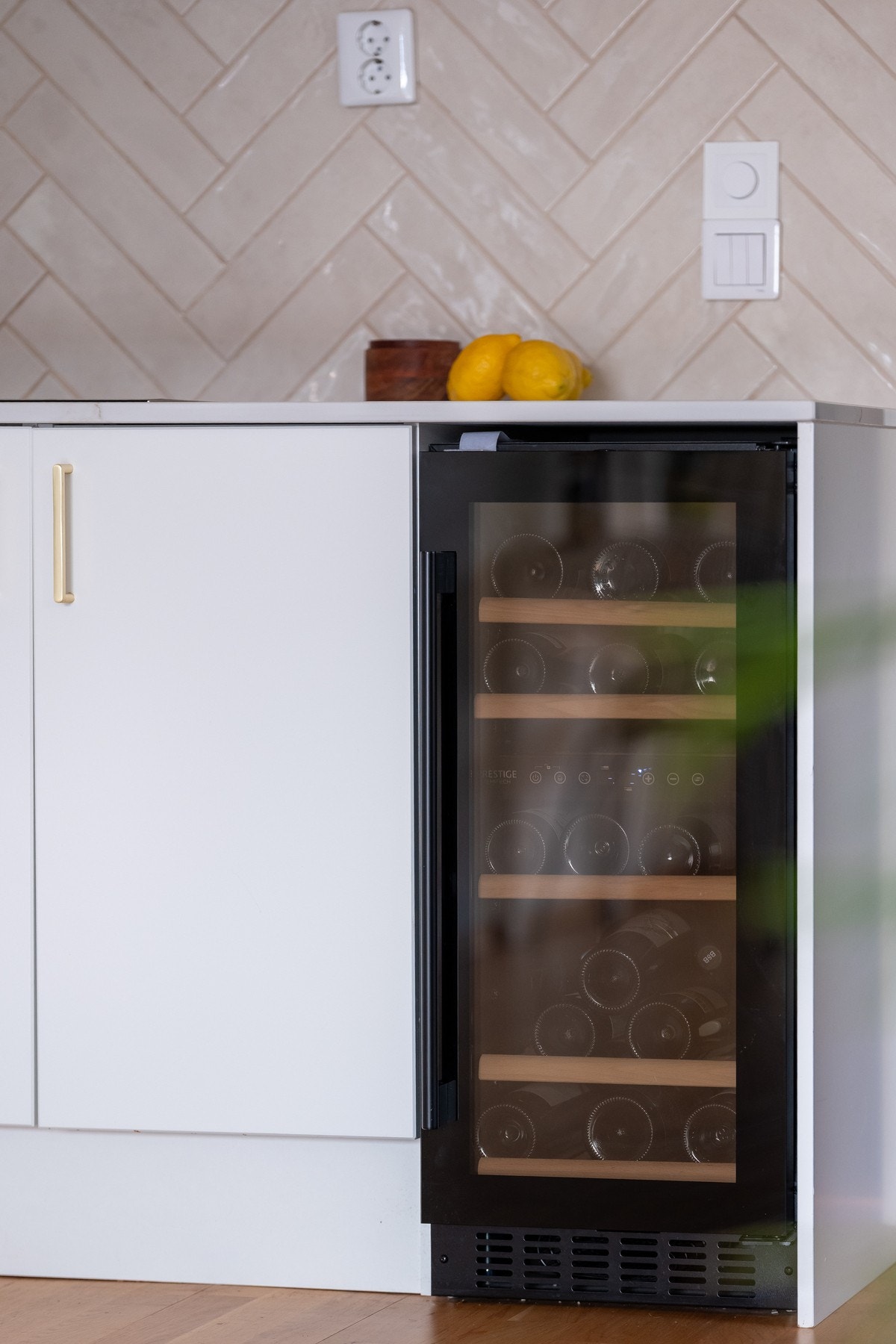 For deg som er glad i vin - her har du vinkjøler integrert i kjøkkenet. Galleribilde