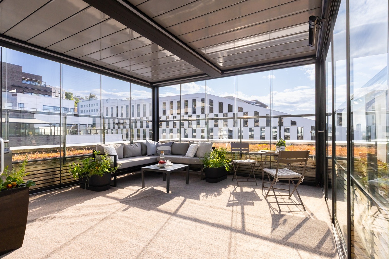 Pergola med skyvbare glassdører samt elektrisk tak som kan åpnes helt opp gjør uteplassen tilgjengelig store deler av året. Galleribilde