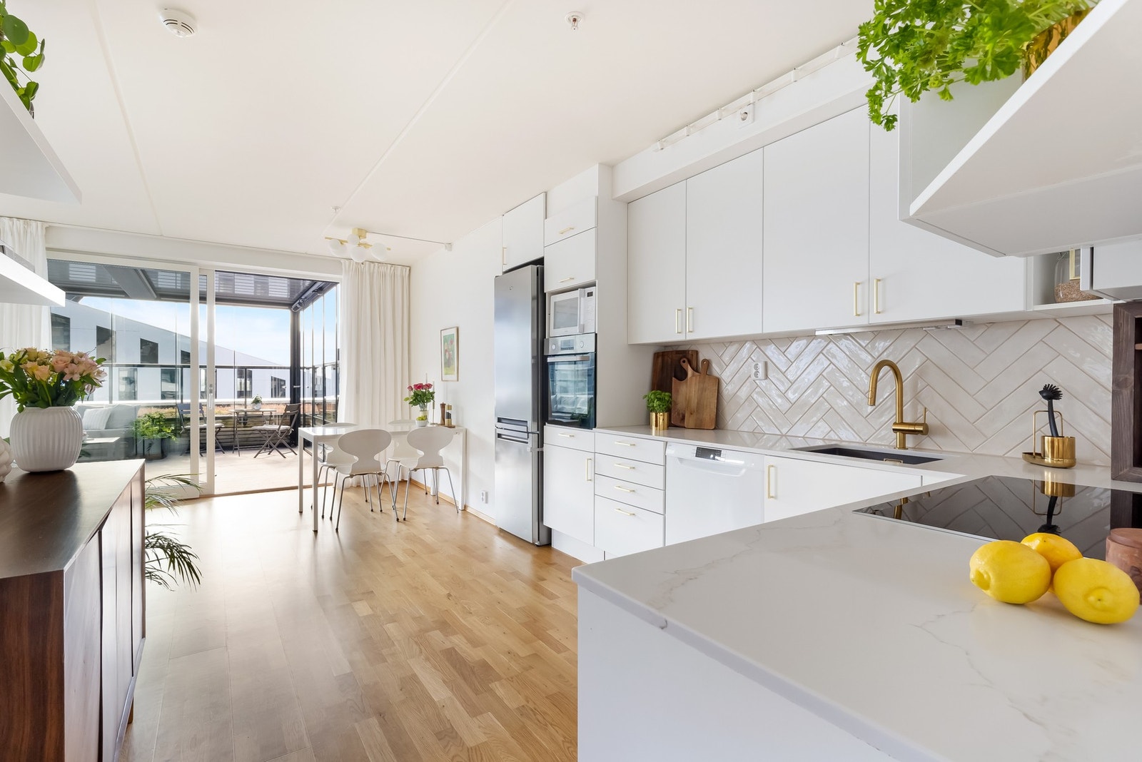 Løsningen er svært arealeffektiv og byr på rikelig med skap-, skuffe- og benkeplass - ideelt for både hverdag og selskaper. Galleribilde