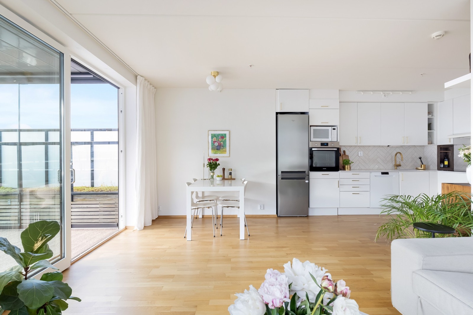 Videre mellom stue og kjøkken har du plass til et stort spisebord, hvor du kan samle venner og familie over til hyggelige lag! Galleribilde