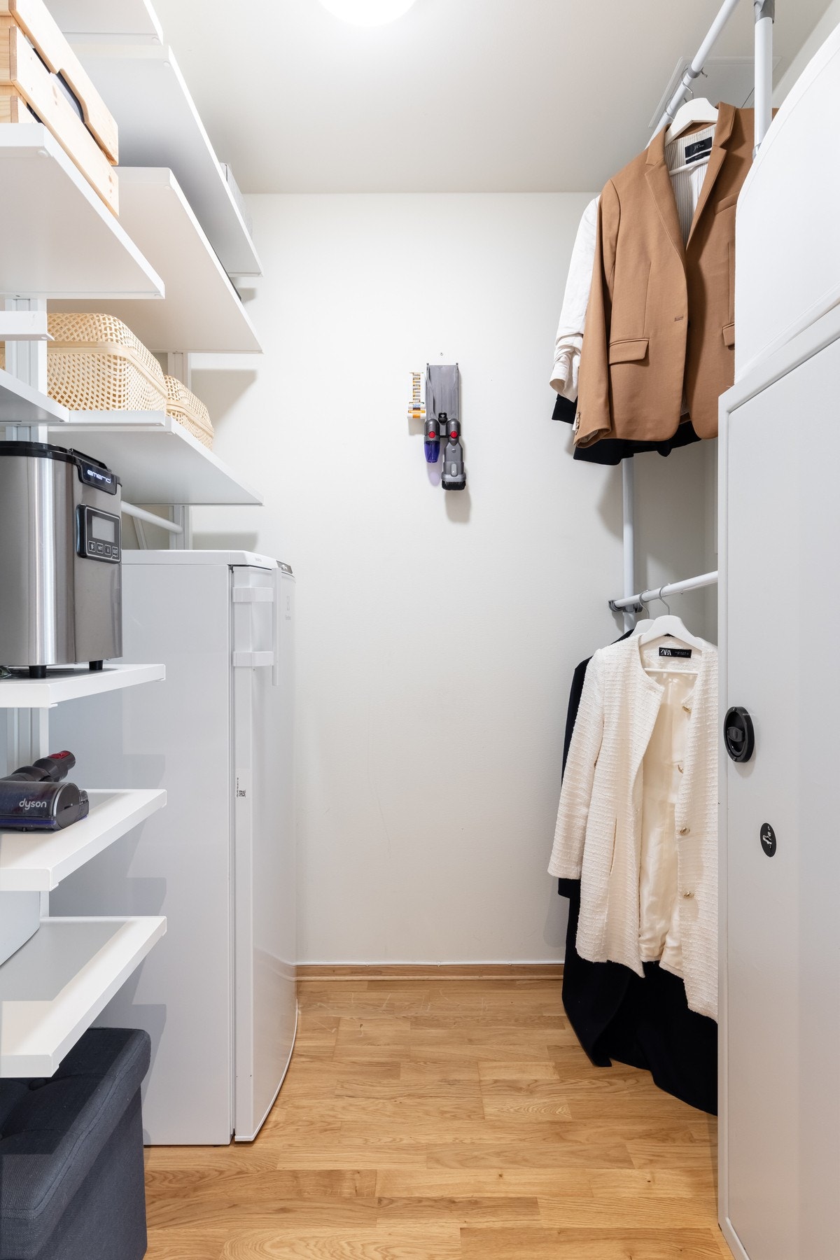 Her har du muligheter til å lage gode systemer. Hylle-løsninger blir stående ved salg. Galleribilde