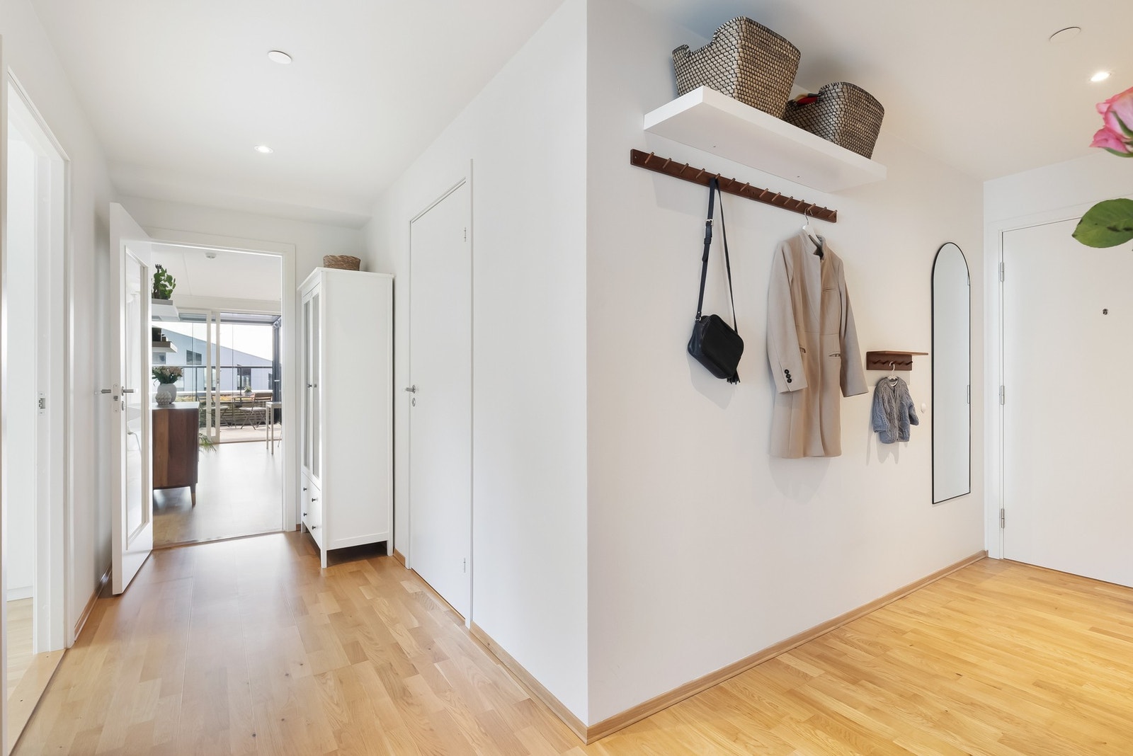 Her møtes du av en innbydende entré med parkett på gulv og lyse overflater, noe som er gjennomgående for hele boligen. Galleribilde