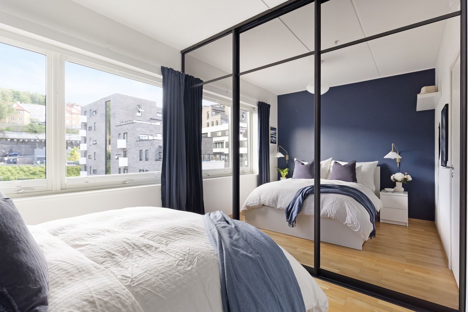 Videre har soverommet en romslig tilpasset skyvedørsgarderobe med praktisk og delikat løsning. Dette bidrar til at man kan holde hjemmet velorganisert! Galleribilde