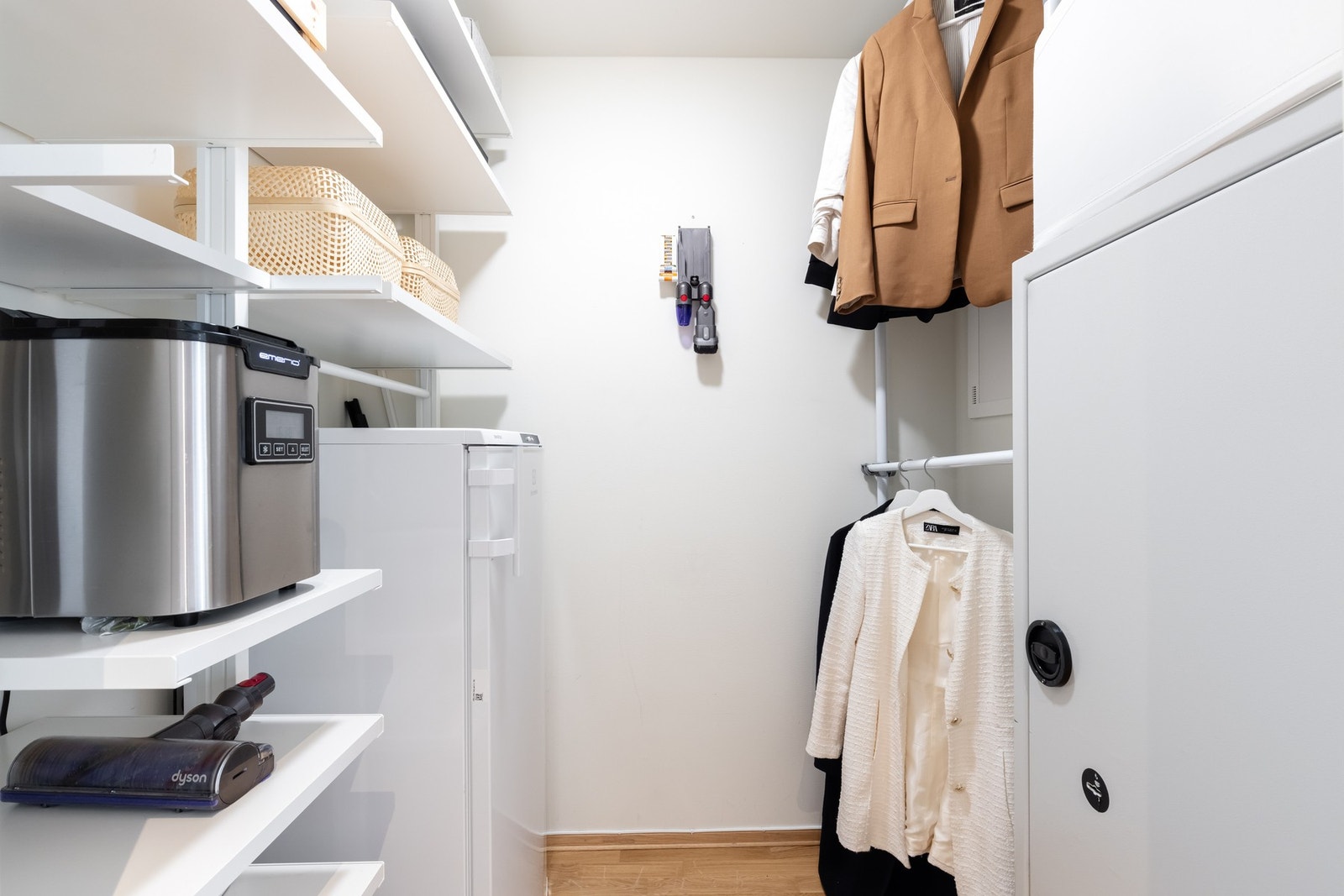 I tilknytning til entréen er det en praktisk innvendig bod som gir god plass for lagring av yttertøy og annet. Galleribilde