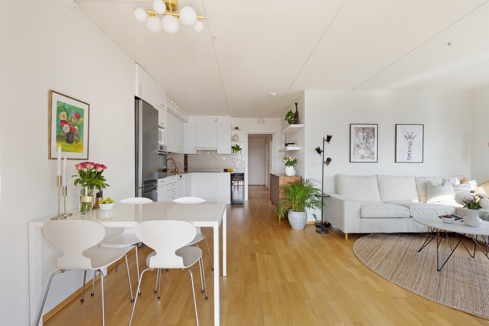 Ønsker du en større stue? Her har du mulighet til å slå ned vegg mellom soverom og stue. Galleribilde