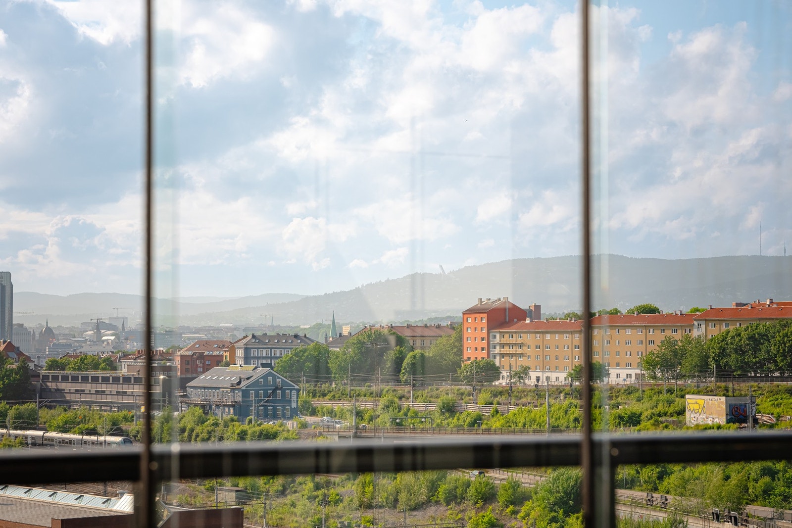 Terrassen byr på vidstrakt utsyn - med Holmenkollen som naturlig blikkfang. Galleribilde