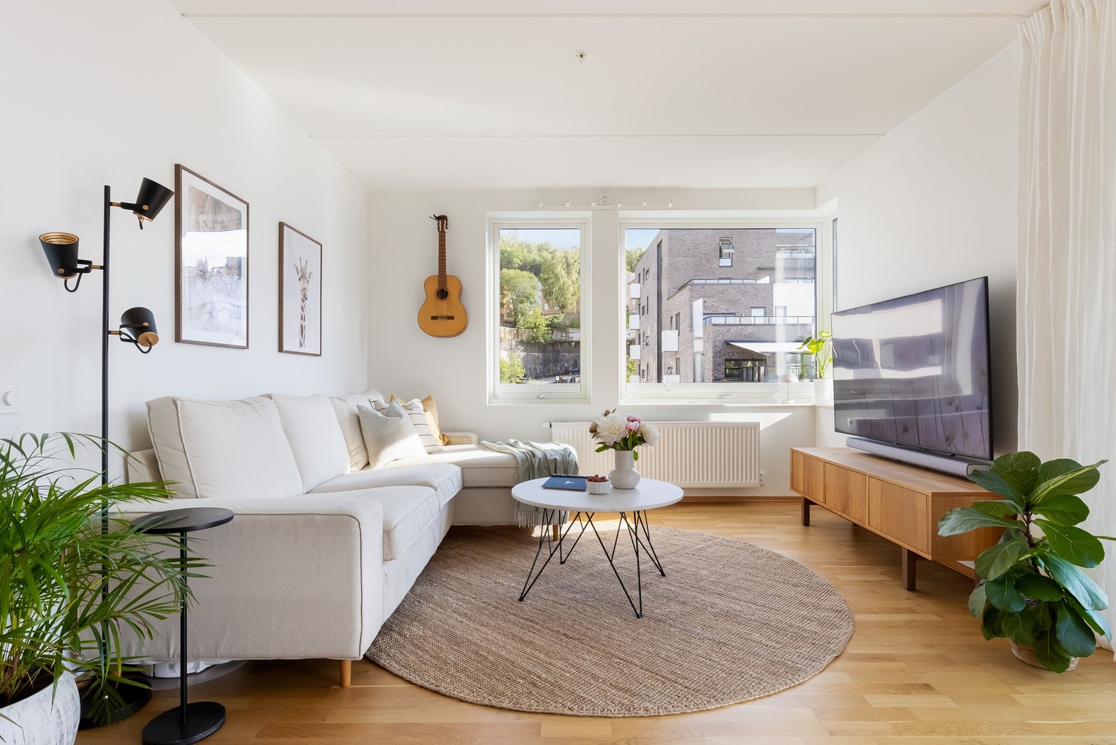 Gjennomgående for hele leiligheten er at det er montert screens på vinduene - noe som bidrar til et mer behagelig inneklima på de varmeste sommerdagene. Galleribilde