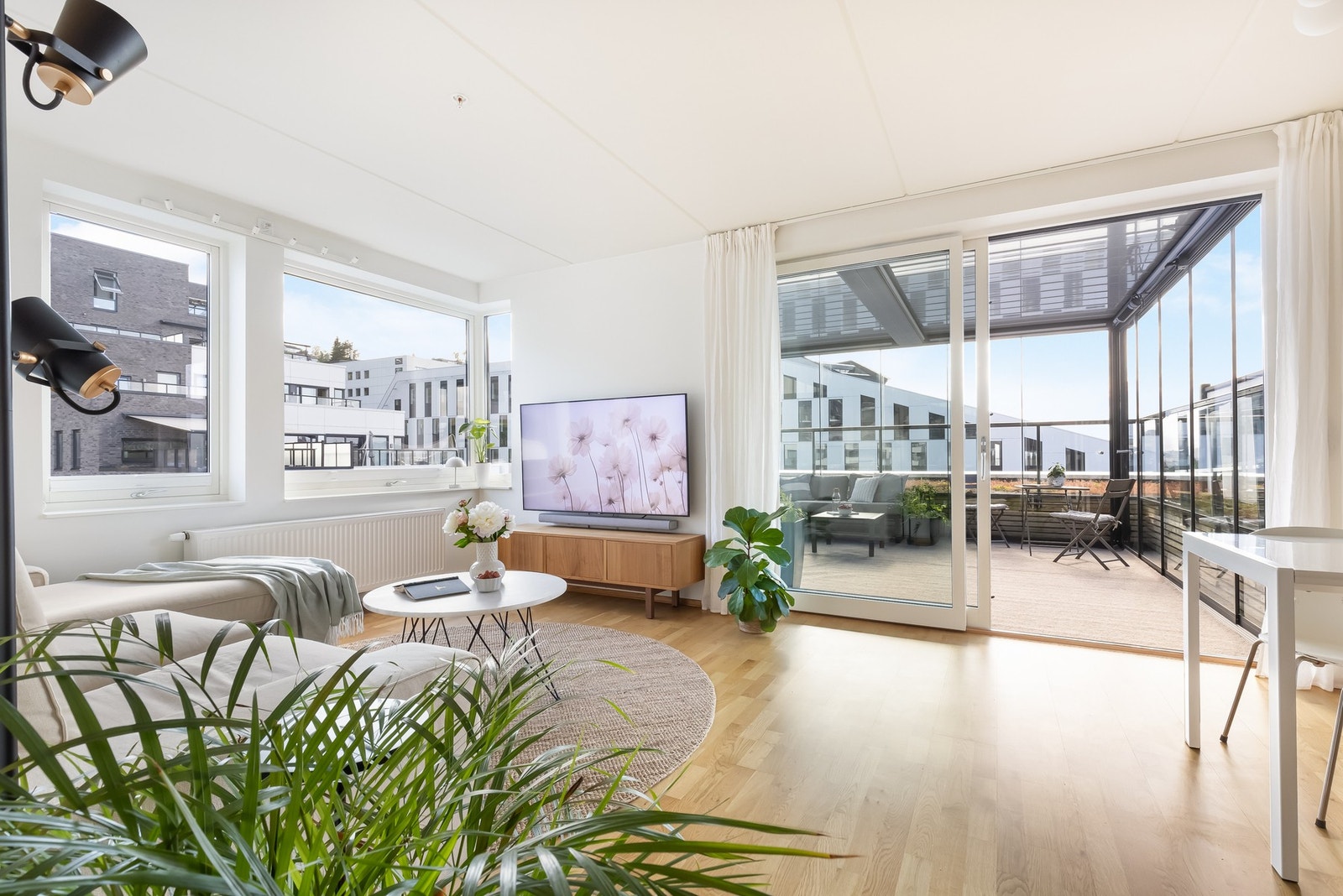 Store vindusflater slipper inn rikelig med naturlig lys i leiligheten - noe som bidrar til en romslig følelse. Galleribilde