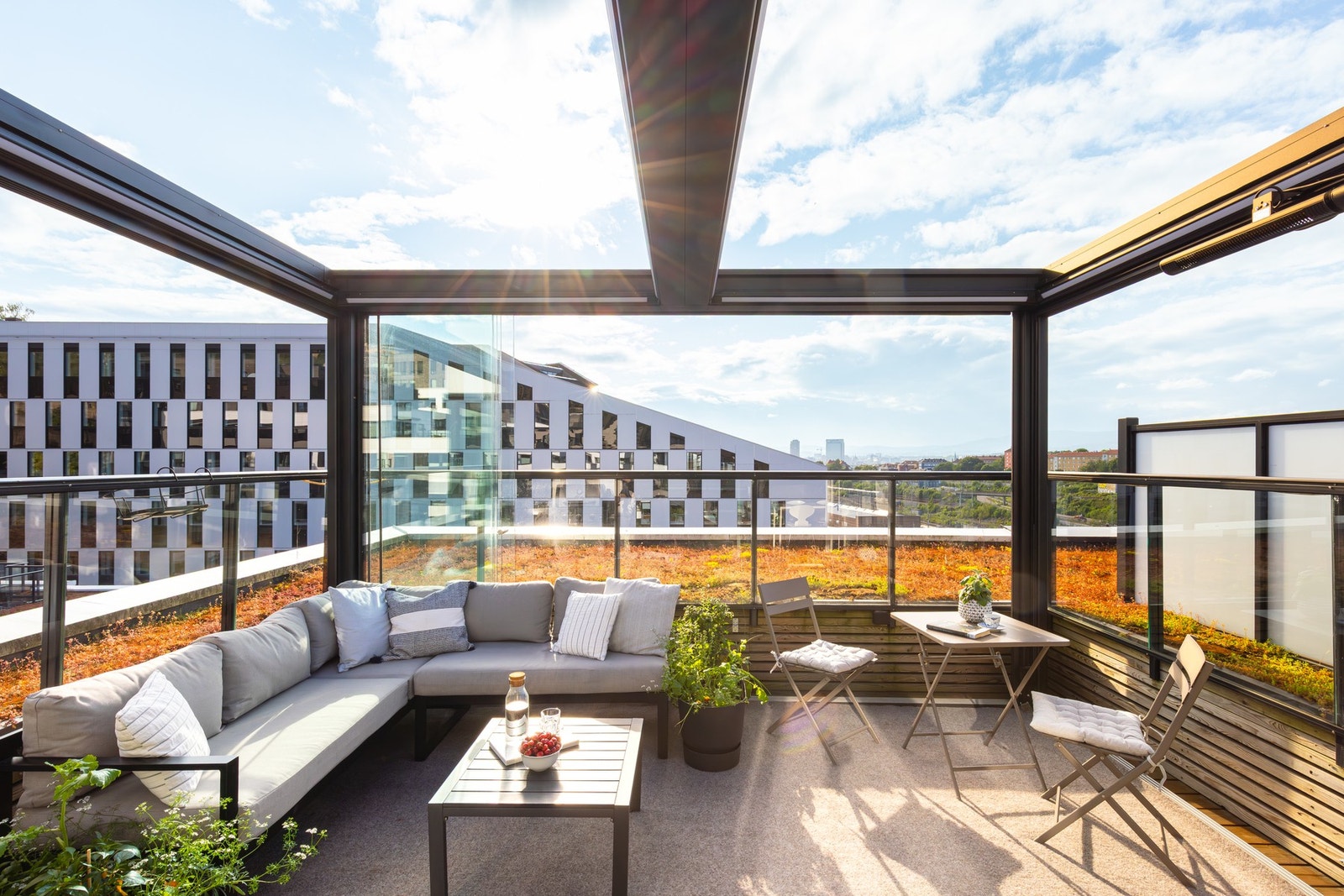 Her har du god plass til spisebord, lounge-møbler, grill, samt beplantning. Galleribilde