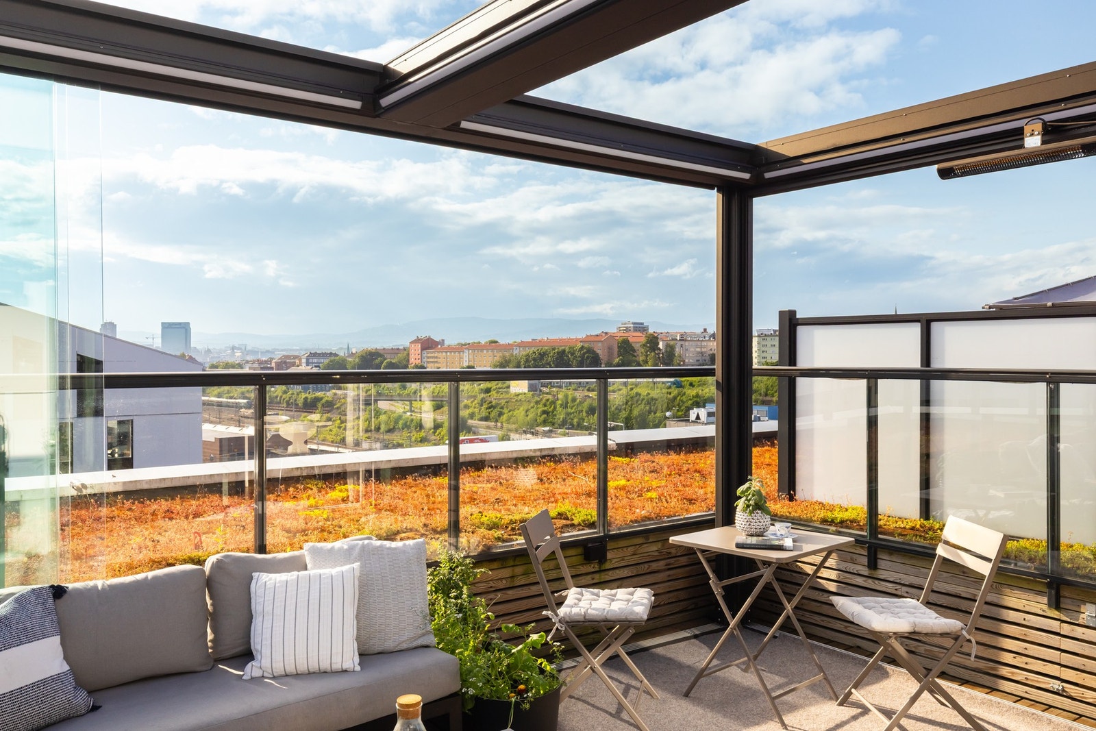 Uteplassen innbyr til avslappende kaffepauser samt festlige kvelder med gode venner. Galleribilde