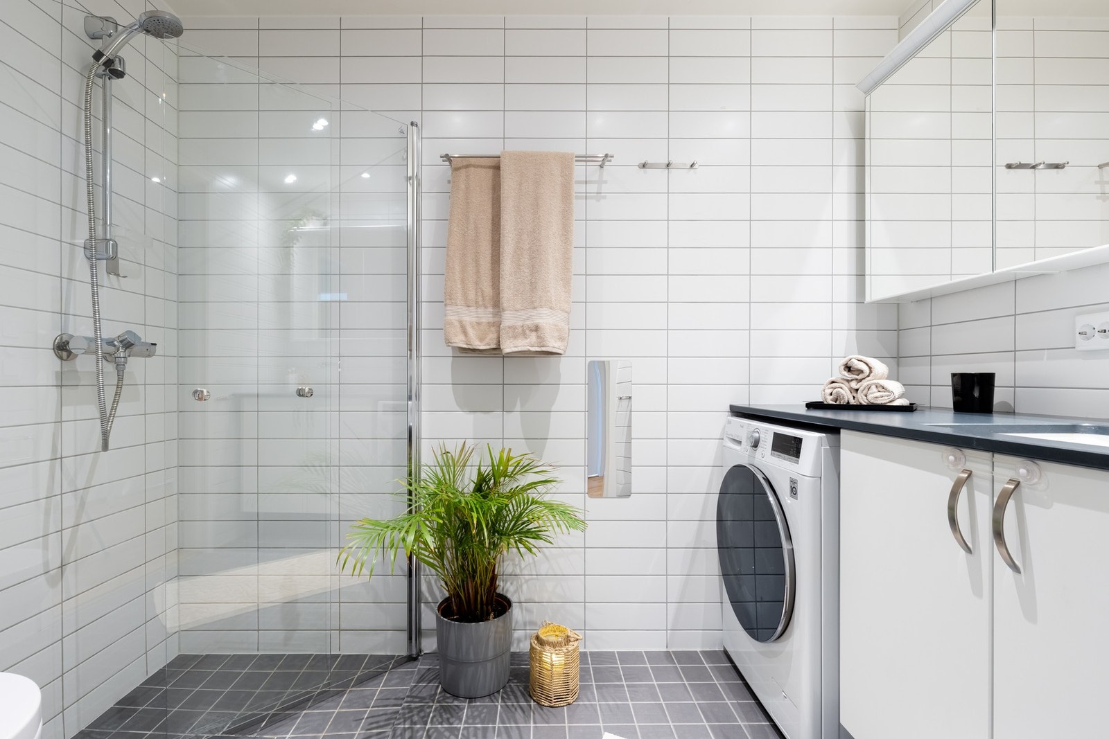 Baderommet ble oppgradert av selger i 2023 med ny benkeplate fra Silestone, kum, blandebatteri og speilskap. Galleribilde