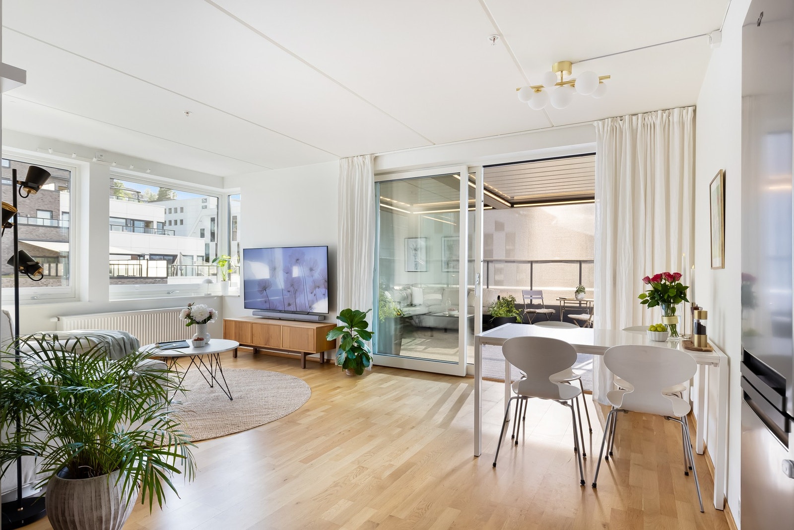 Den åpne stue/kjøkken løsningen bidrar til et sosialt allrom! Galleribilde