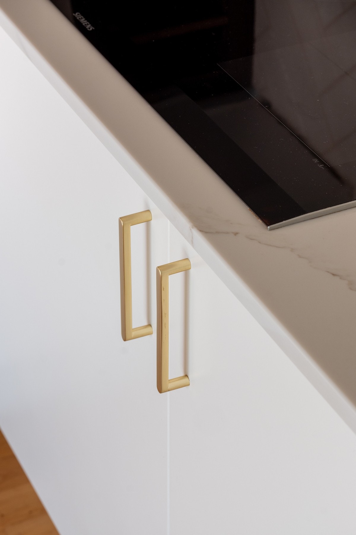 Kjøkkenet er utstyrt med slitesterk kompositt benkeplate med nedfelt oppvaskkum med ett-greps armatur. Galleribilde