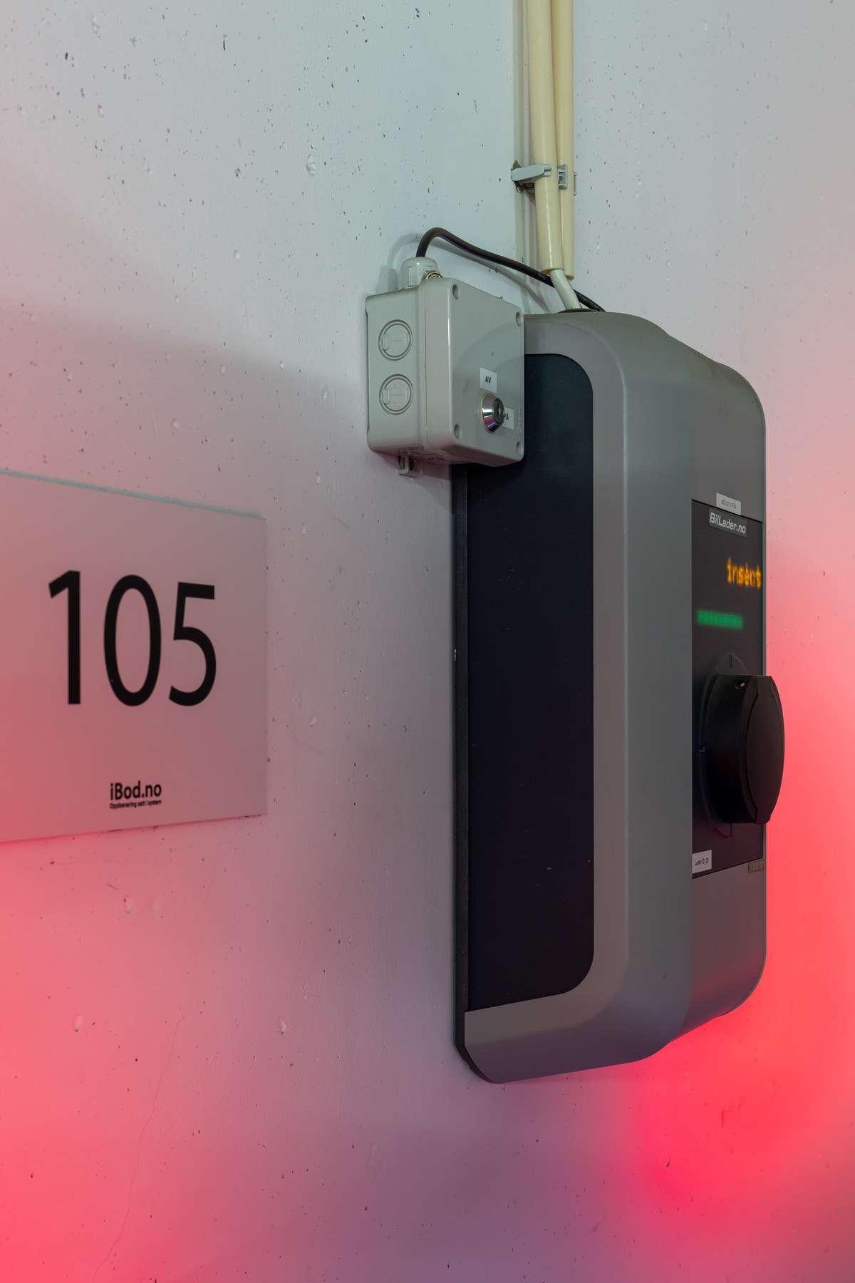 Det er montert elbil-lader på plassen. Galleribilde