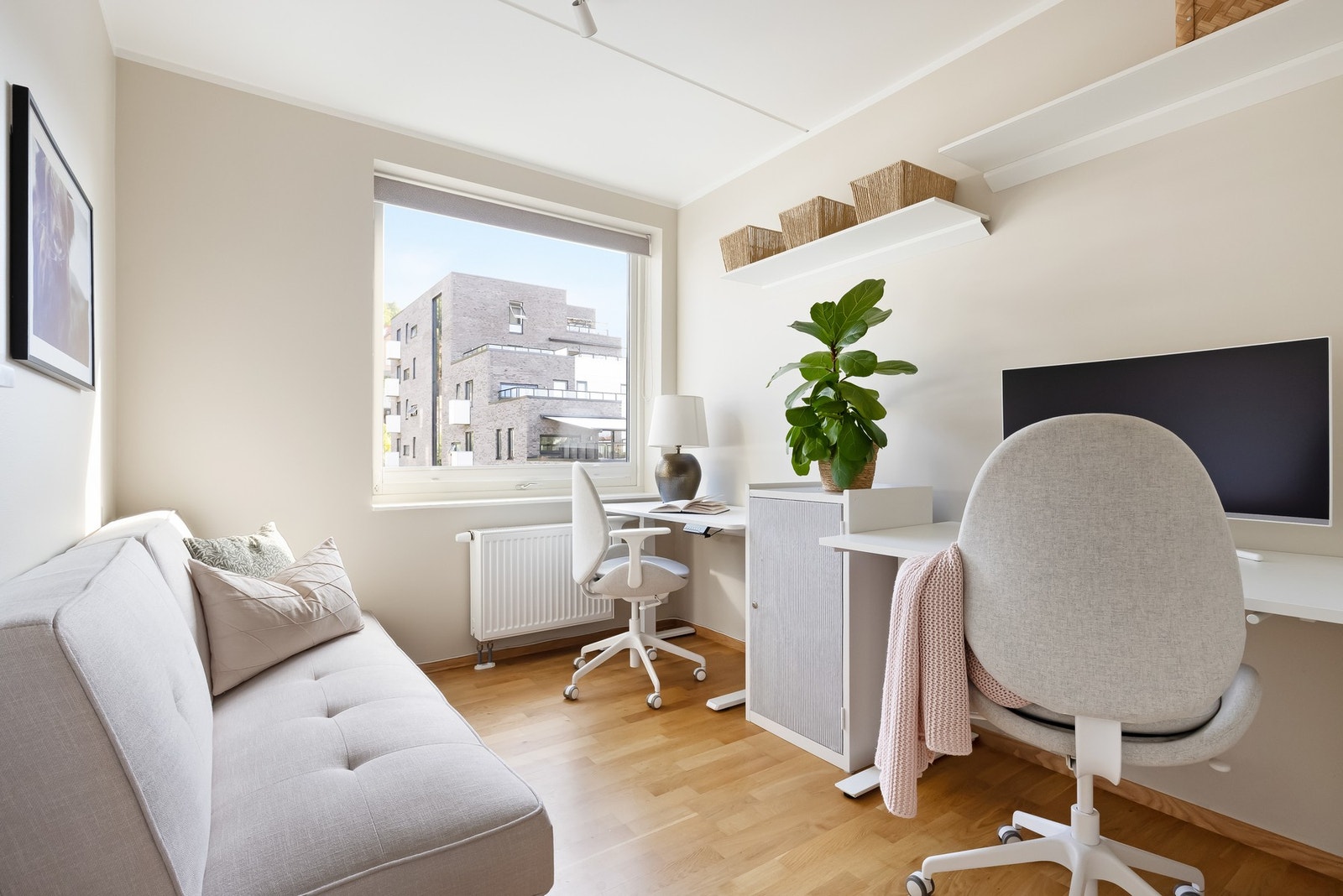 Soverom nummer tre ligger i tilknytning til stuen. I dag blir rommet benyttet som kontor/gjesterom. Dette var opprinnelig en del av stuen. Galleribilde