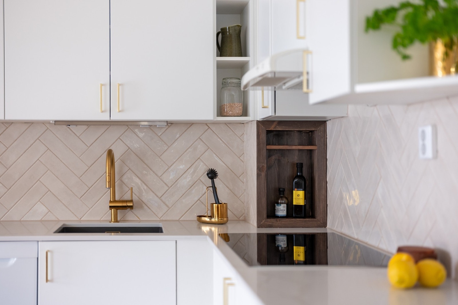 Kjøkkenet er gjennomtenkt med skreddersydde løsninger som åpne hyller og dekorative detaljer, og det er montert både belysning og stikkontakter over benken for ekstra funksjonalitet. Galleribilde