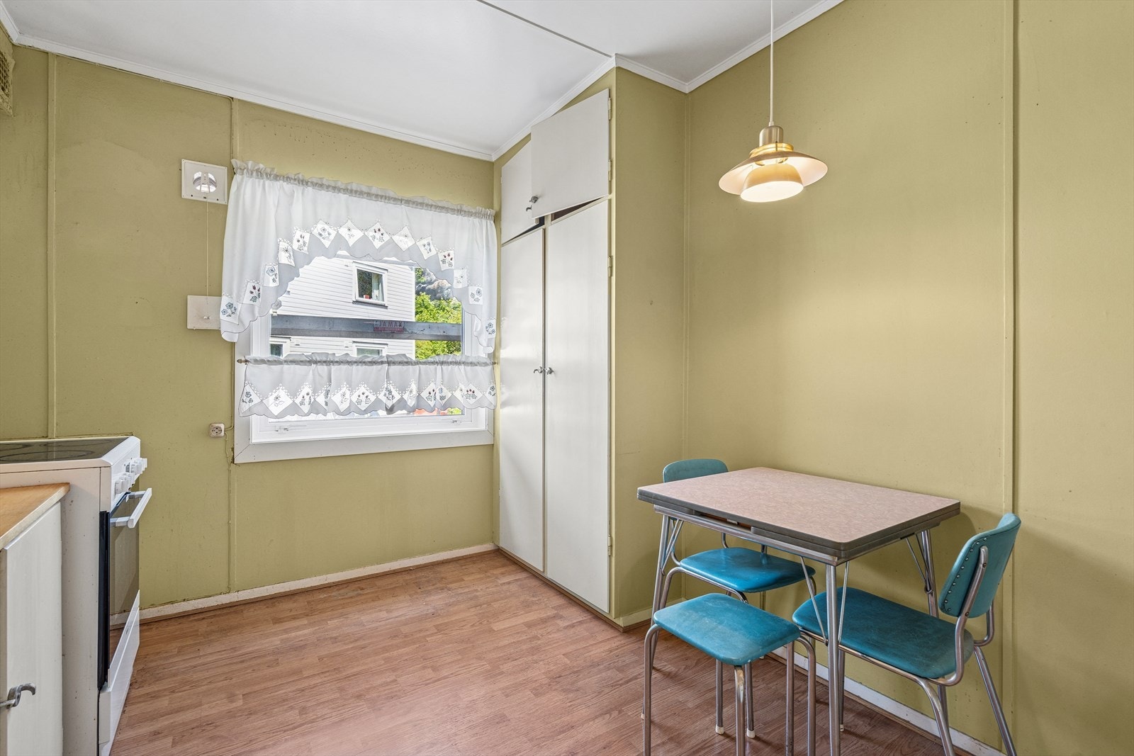 Det er plass til et lite spisebord på kjøkkenet, eventuelt kjøkkeninnredning på begge sider. Galleribilde