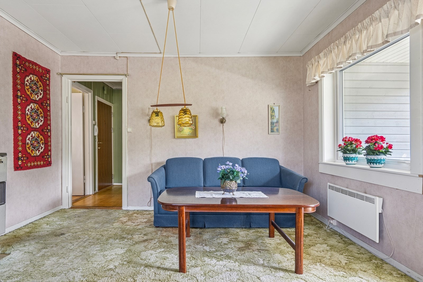 Stuen er romslig og det er god plass til diverse møblement Galleribilde