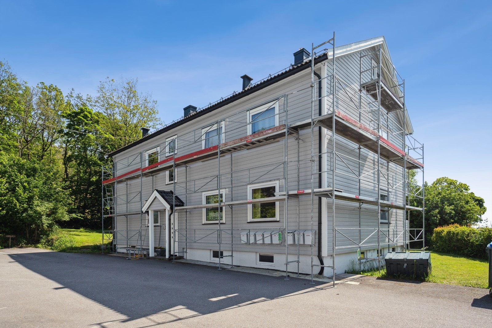 Det foregår for tiden vedlikehold/maling av byggene Galleribilde