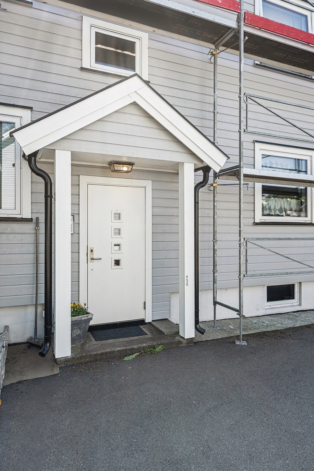 Felles inngangsparti med callinganlegg Galleribilde