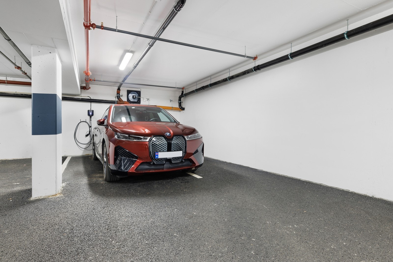 Parkeringsplass 2 - denne med montert el-bil lader Galleribilde