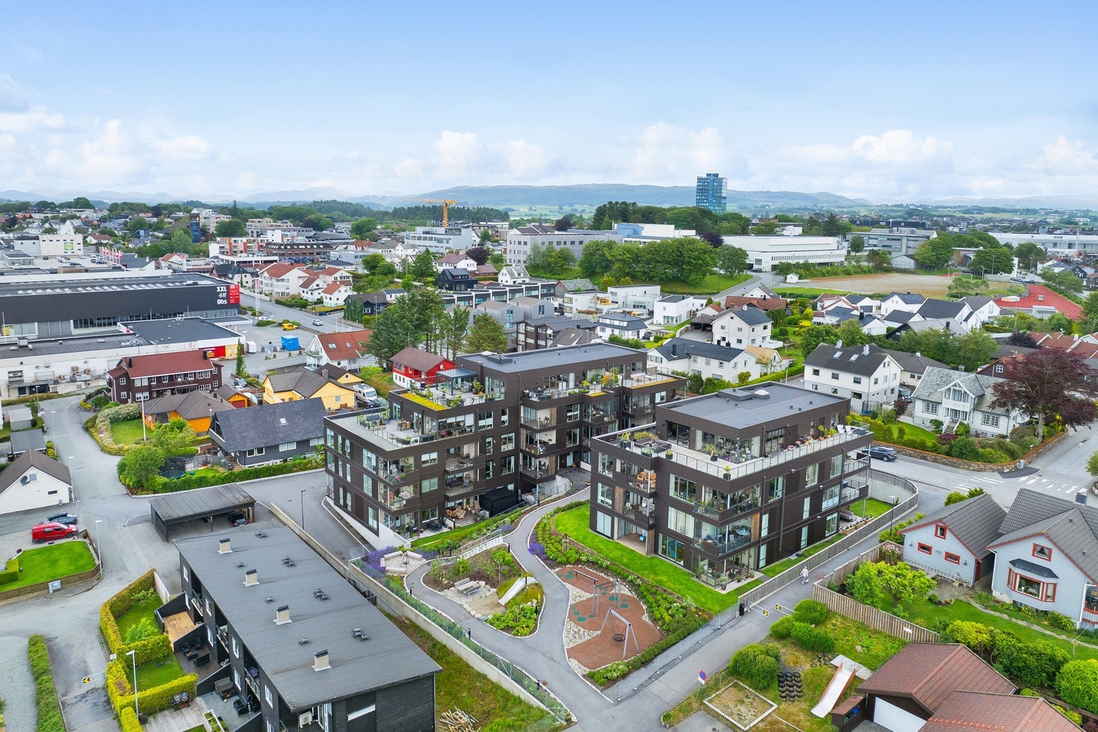 Oversikt - umiddelbar nærhet til M44, resturanter, dagligvarebutikker mm. Galleribilde