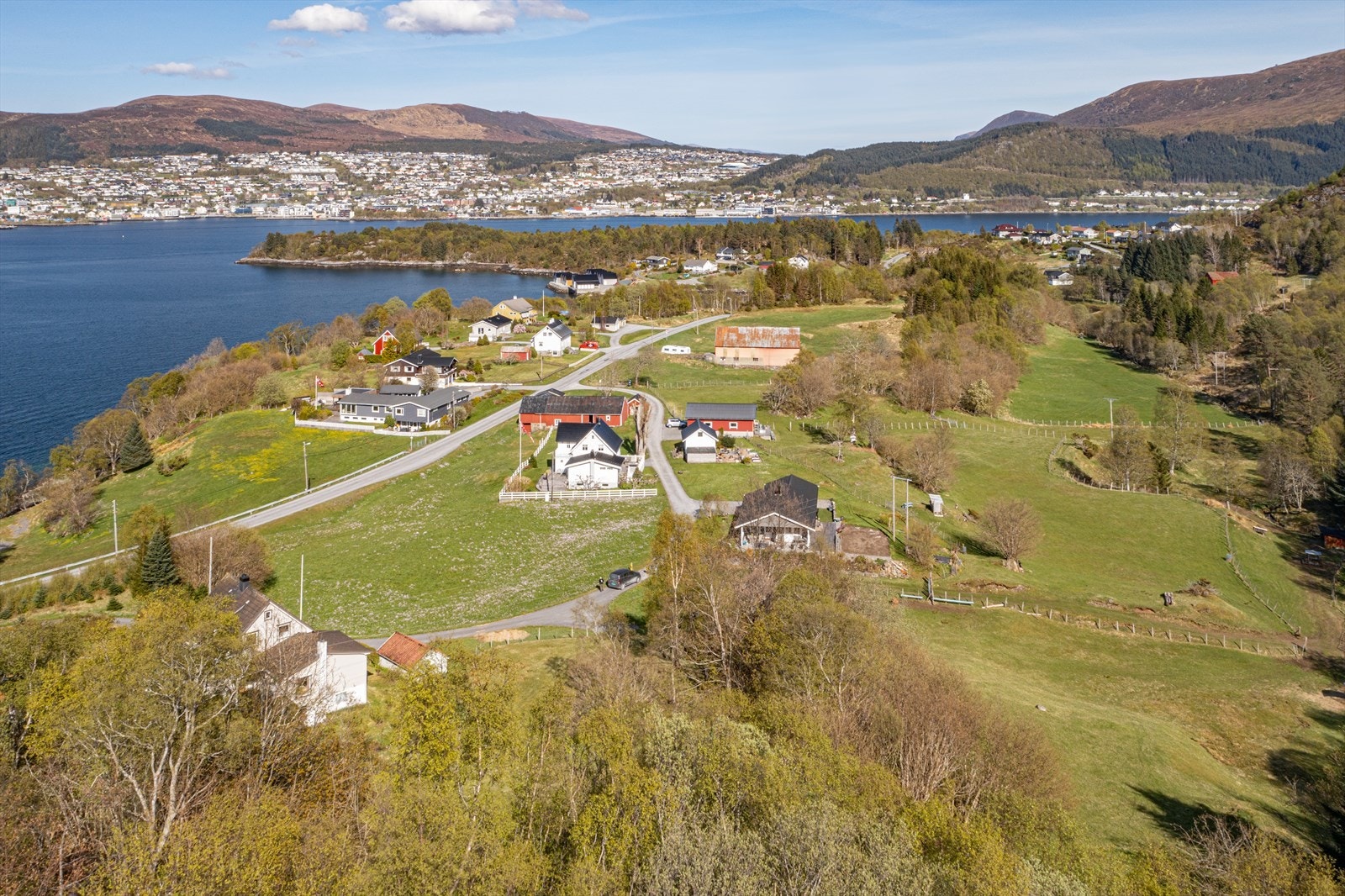 Til dagligvarebutikk er det ca. 2,5 km. Det er ca. 7 km til Ulsteinvik sentrum med alle sentrumsfasiliteter Galleribilde
