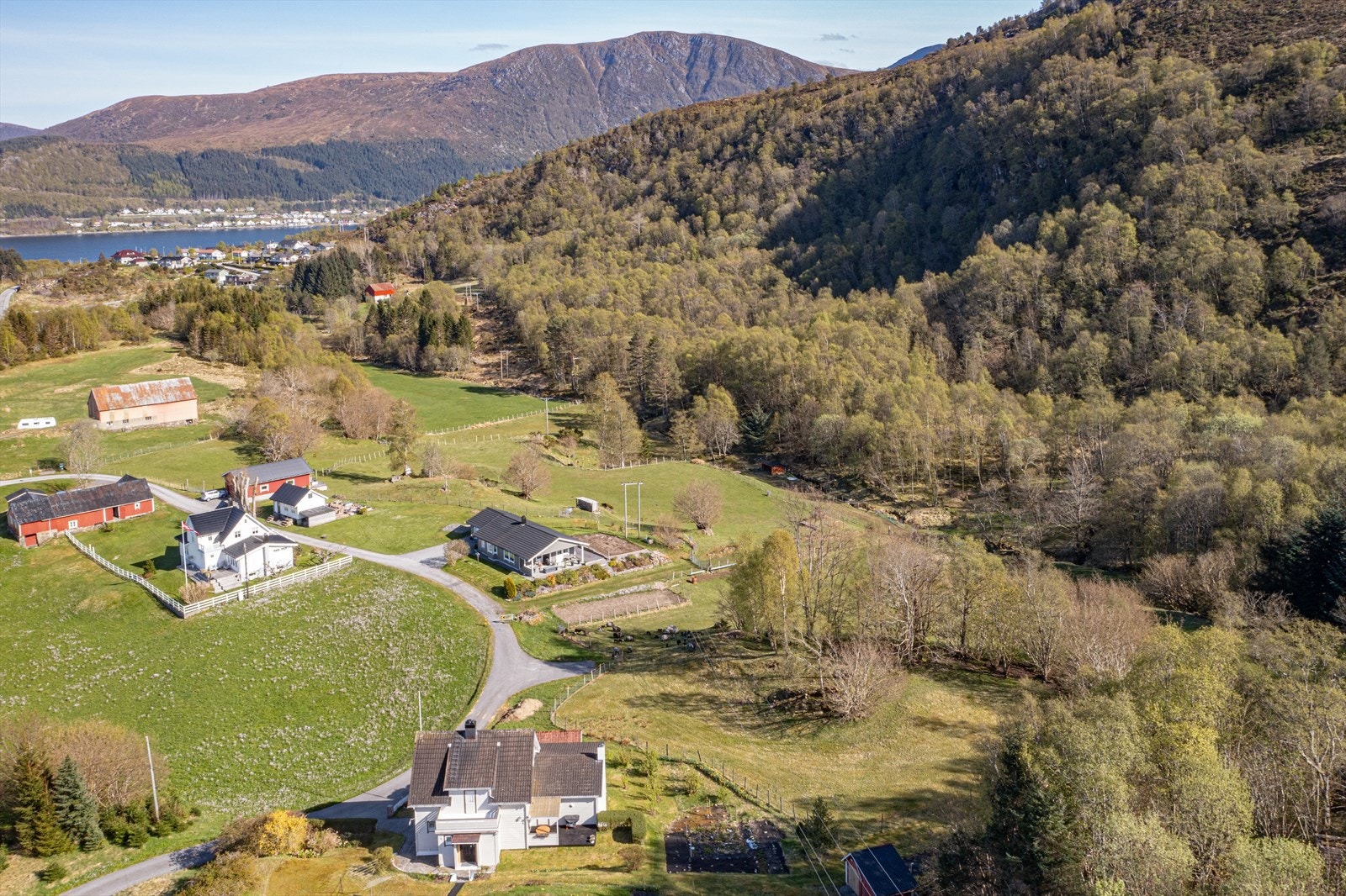 Eiendommen er tilknyttet offentlig vei, med tilkomst via naboeiendom som selger eier Galleribilde