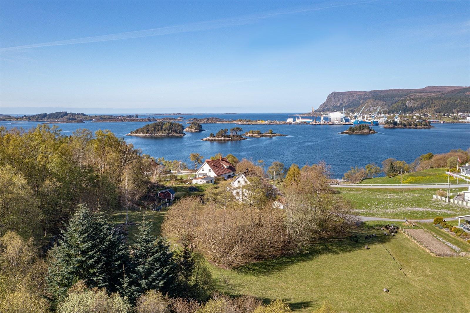 Tomten er vakkert plassert i et fredelig og grønt landskap Galleribilde
