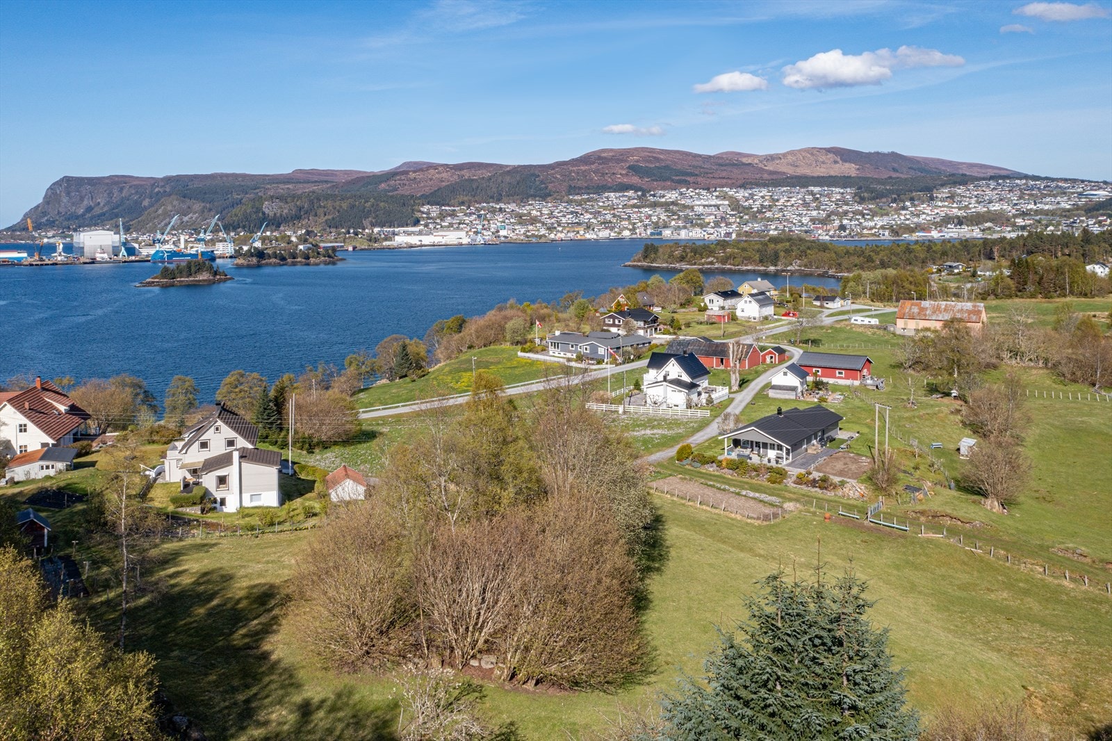 Fra eiendommen er det flott utsikt Galleribilde