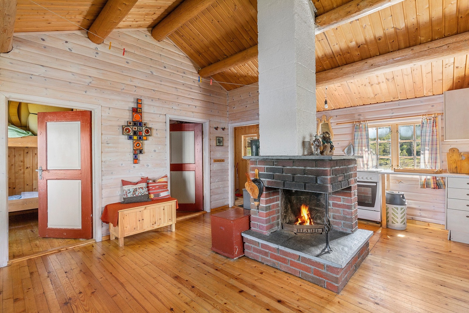 Hytta har peis og vedovn. Galleribilde