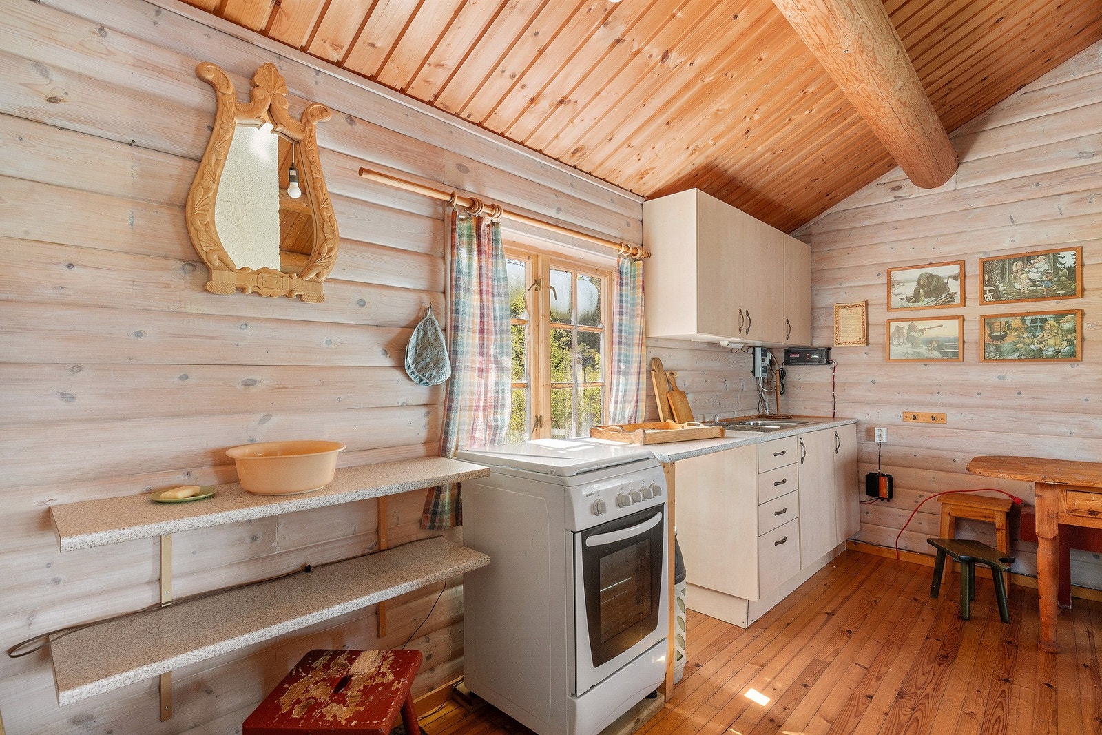 Enkel kjøkkeninnredning ved vinduspost. Galleribilde