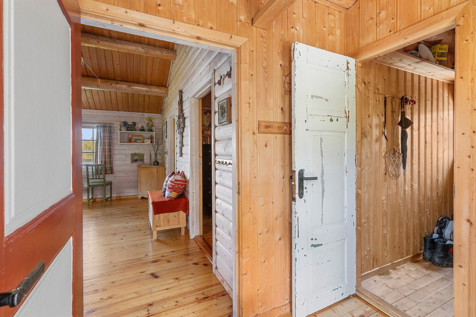 Praktisk innvendig bod i tilknytning til vindfanget. Galleribilde