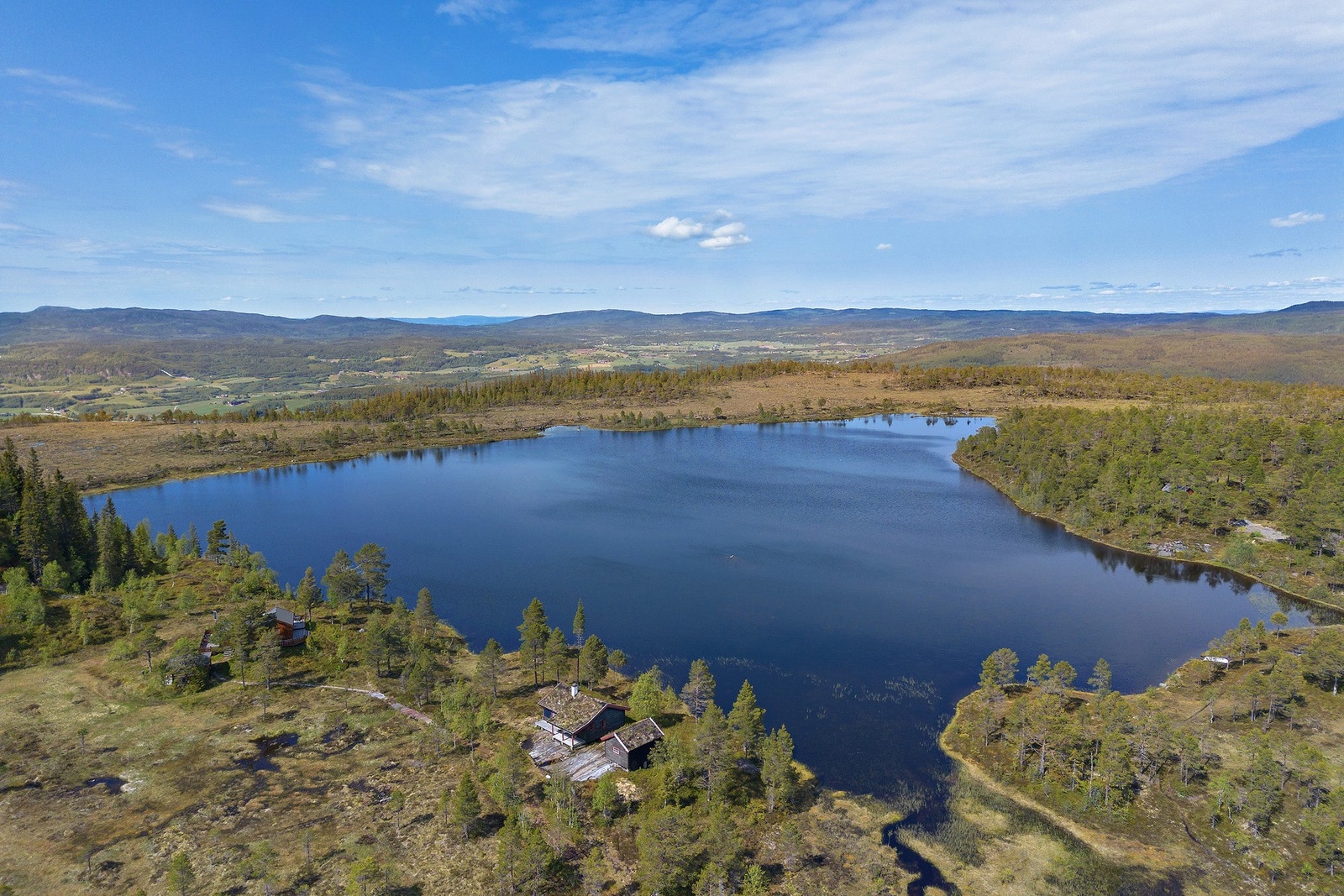 Selveiertomt på 1,2 mål. Området rundt Stortjønna hyttefelt byr på mangfoldig natur, rikt dyreliv, gode jakt-, fiske- og turforhold. Galleribilde