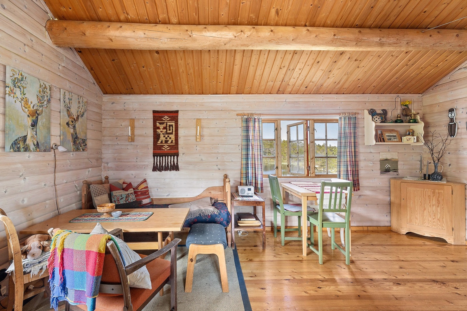 Det er tregulv, panel på vegger og panel i tak. Galleribilde