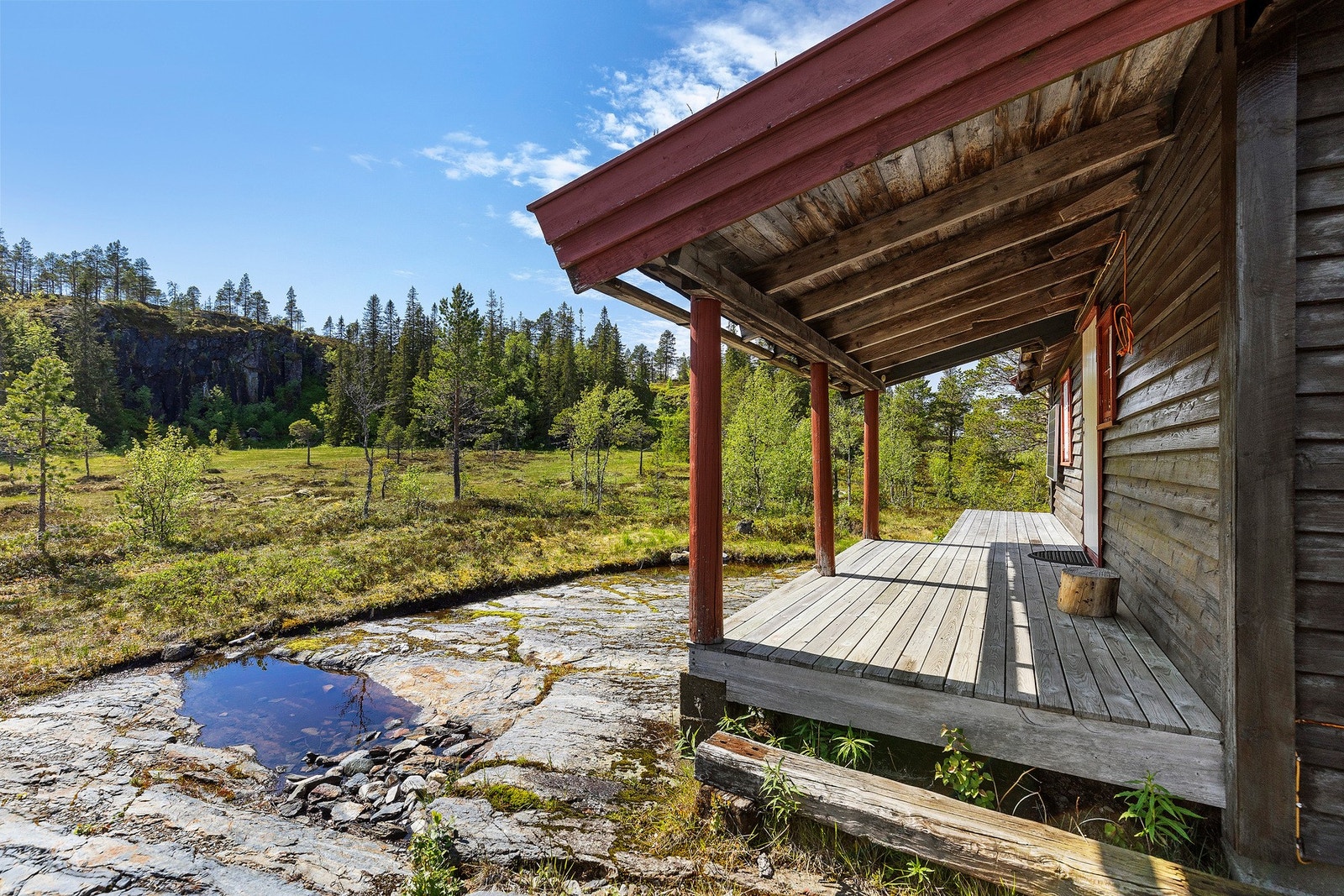 Her er du tett på naturen, med naturopplevelser utenfor hyttedøra- sommer som vinter. Like i nærheten finner du bla. historiske Hegra festning, og stien "Norge på tvers" passerer like ved i retning Sylan. Galleribilde