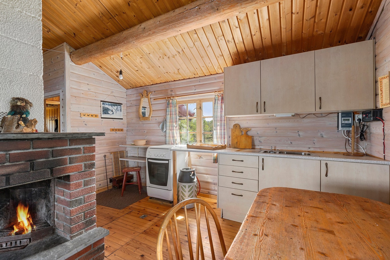 Det er installert solcelleanlegg og inverter for 220 volt strøm med stikkontakt i stue og sørvendt soverom (2021). Galleribilde