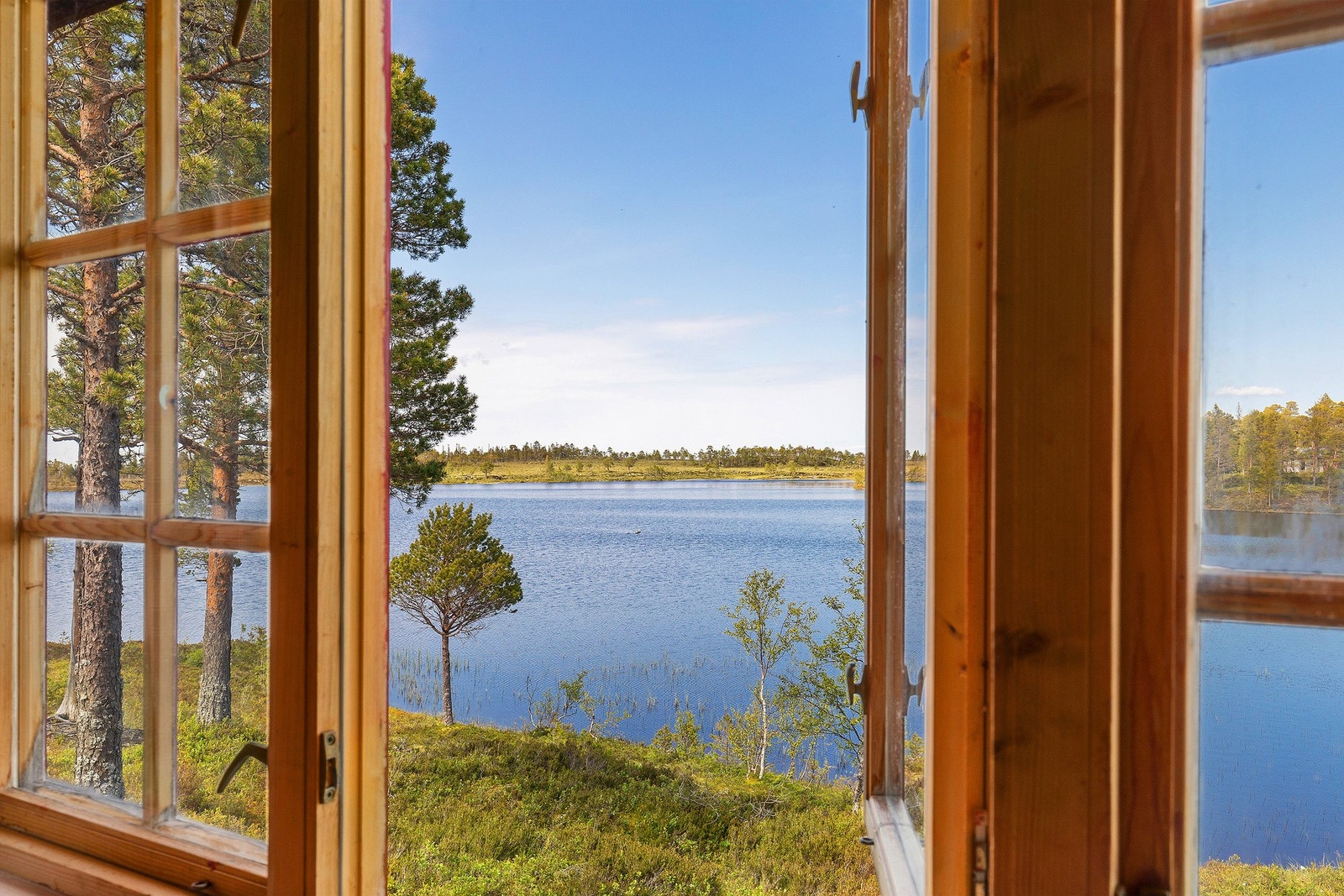 Fra hytta har man usjenert og flott utsyn over tjønna. Galleribilde