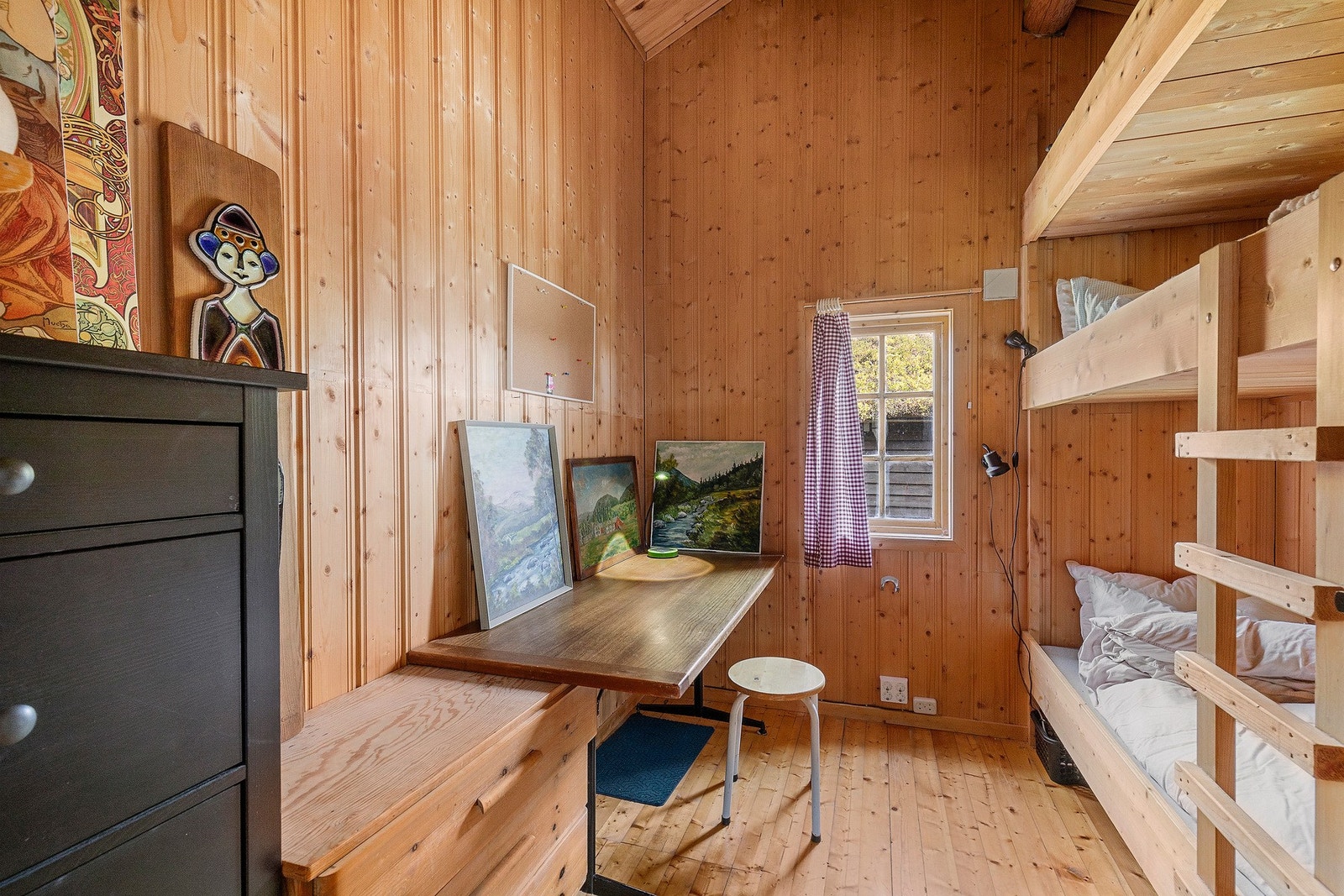 Soverom på 6,5 kvm hvor takhøyden er utnyttet godt med 3 køyer. Galleribilde