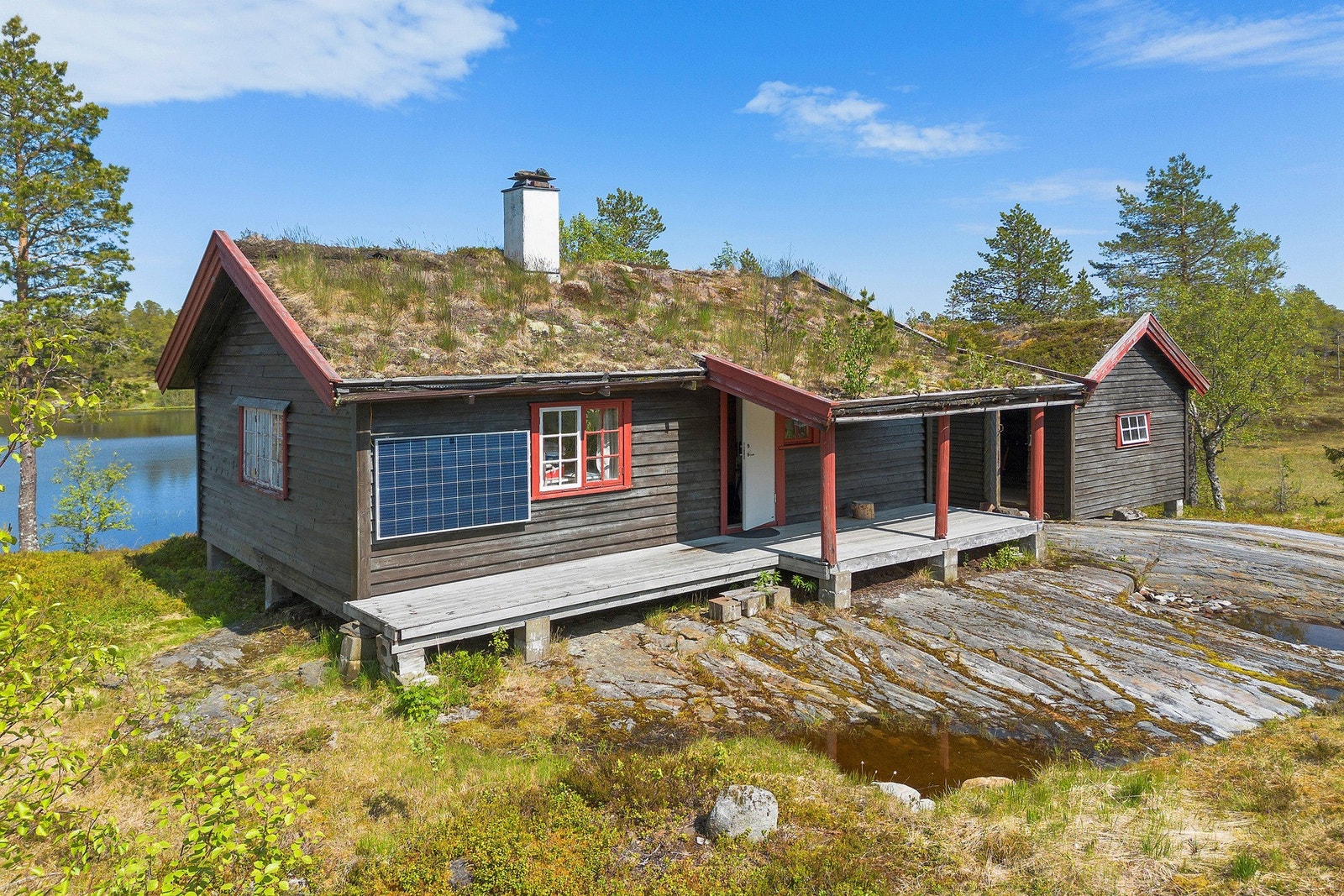 Delvis takoverbygd terrasseplatting ved inngangsparti på 12 kvm. Galleribilde