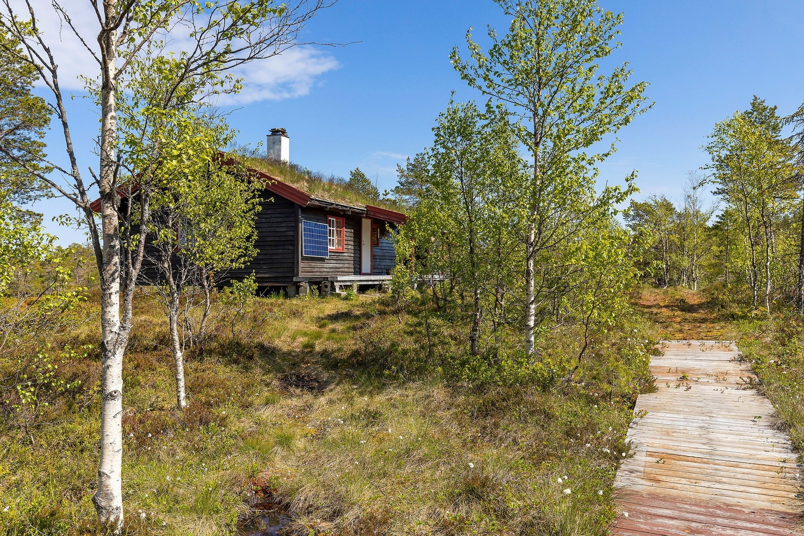 Det foreligger en bruksrett til Ingeniørveien der det gis tillatelse til å bruke veien sommertid med bil til anviste parkeringsplasser. Galleribilde
