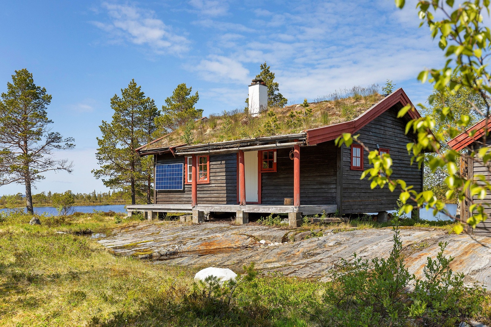 Hytta er på 47 kvm og rommer vindfang, bod, stue, kjøkken og 2 soverom. Uthus på 18 kvm med god lagringsplass og utedo. Galleribilde